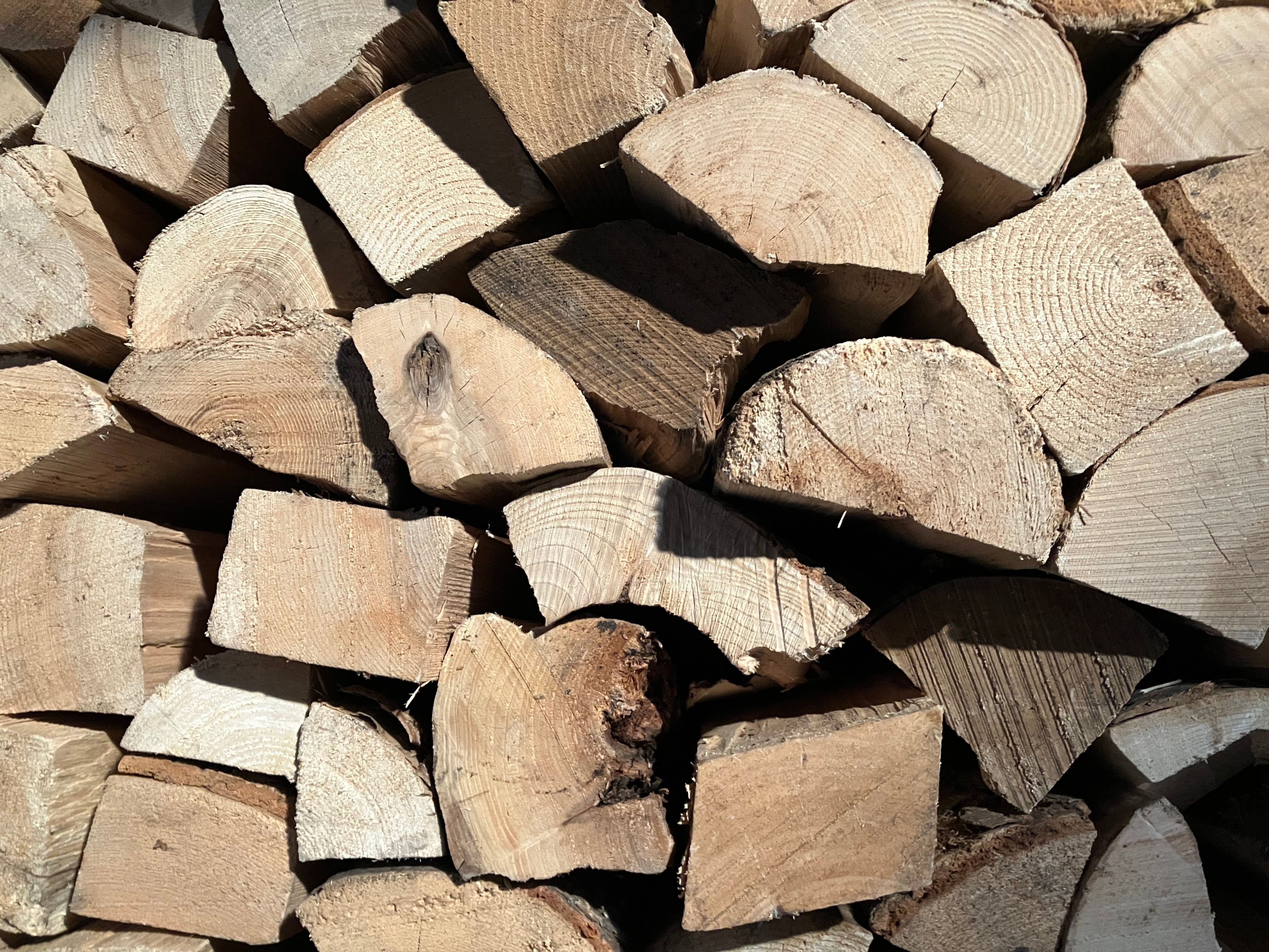 🔥 Not All Hardwoods Are the Same: Choosing the Best Firewood for Your Home