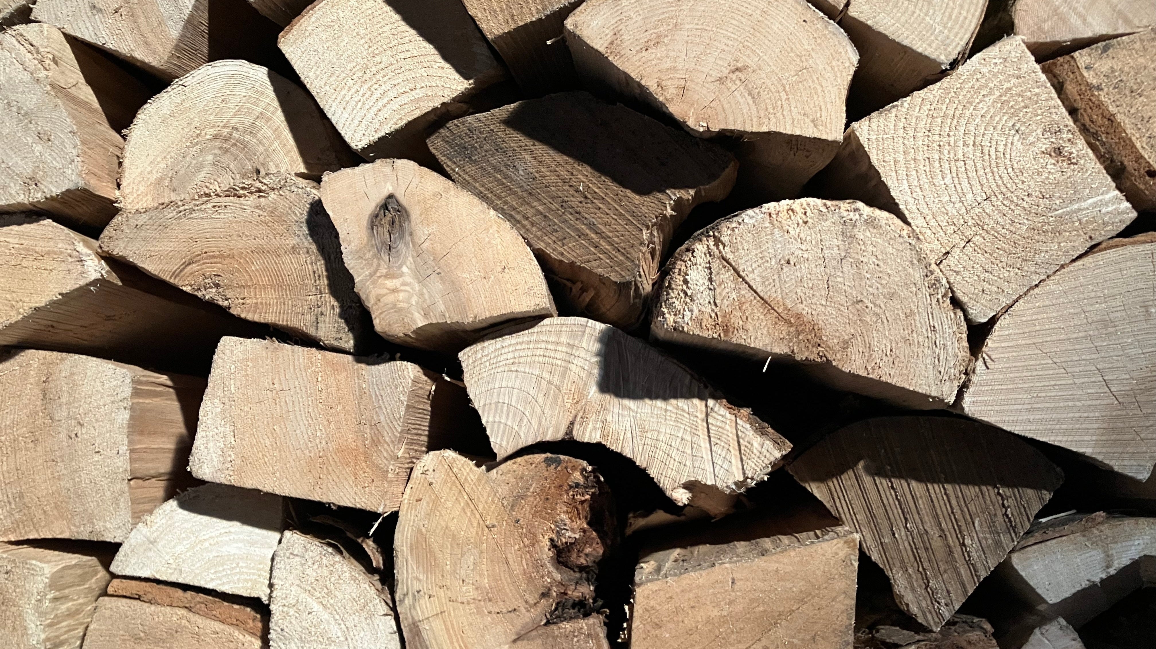 🔥 Not All Hardwoods Are the Same: Choosing the Best Firewood for Your Home